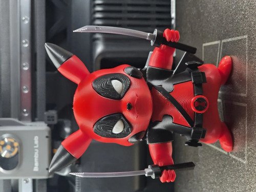 D_613543-MLB111350516981_052026-O.jpg Deadpool Pikachu 20cm Action Figure Inspirado - Imagem 5