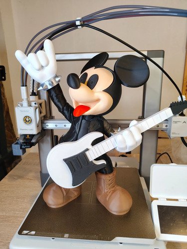 D_617443-MLB110816931415_042026-O.jpg Boneco Mickey Rockstar Guitarra Disney 3d Premium 25cm - Imagem 4