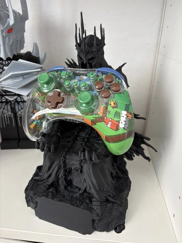 D_628375-MLB112288502261_052026-O.jpg Trono Ps5 Dark Lord Suporte Controle Geek Colecionável - Imagem 6