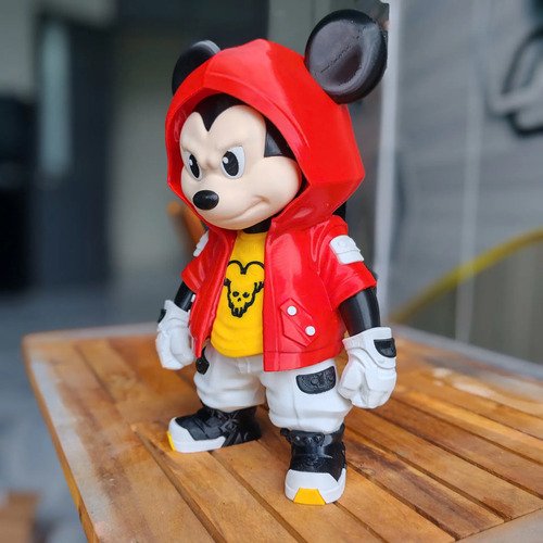 D_654576-MLB111212018981_052026-O.jpg Mickey Mouse Urban Vibes 23cm Inspirado Disney - Imagem 5