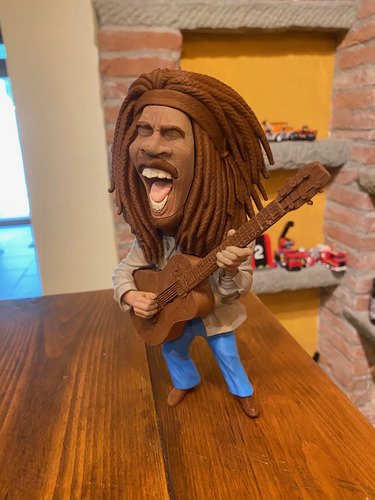 D_684070-MLB111359178441_052026-O.jpg Bob Marley 21cm Action Figure Inspirado Geek - Imagem 5