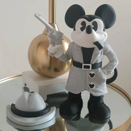 D_730204-MLB112804354183_062026-O.jpg Miniatura Mickey Mouse Detetive 25cm Action Figure - Imagem 6