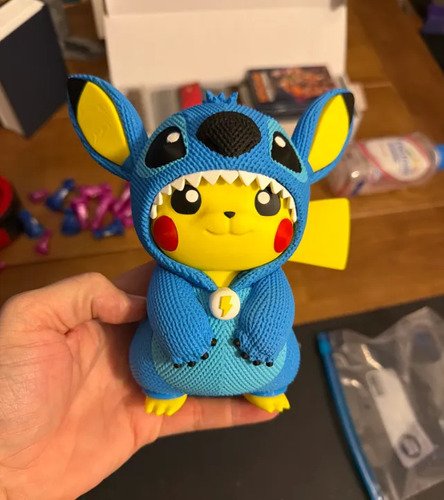 D_744442-MLB108107496238_032026-O.jpg Boneco Pikachu Fantasiado De Stitch 18cm - Action Figure 3d - Imagem 4