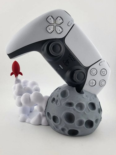 D_774614-MLB111261934250_052026-O.jpg Stand Controle Ps5 Lua Geek Colecionável - Imagem 5