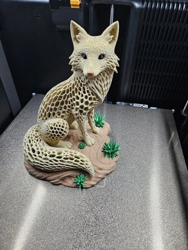 D_817044-MLB112285773289_052026-O.jpg Raposa Voronoi 15cm Boneco Decorativo Geek - Imagem 3