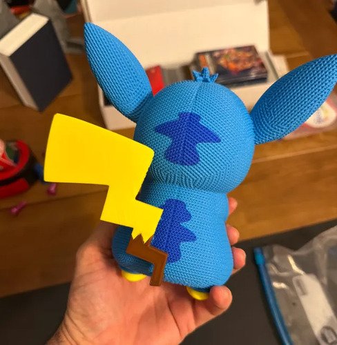 D_821025-MLB108883818041_032026-O.jpg Boneco Pikachu Fantasiado De Stitch 18cm - Action Figure 3d - Imagem 6