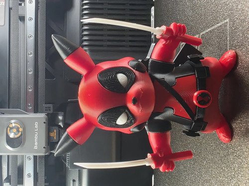 D_826684-MLB111349729877_052026-O.jpg Deadpool Pikachu 20cm Action Figure Inspirado - Imagem 4
