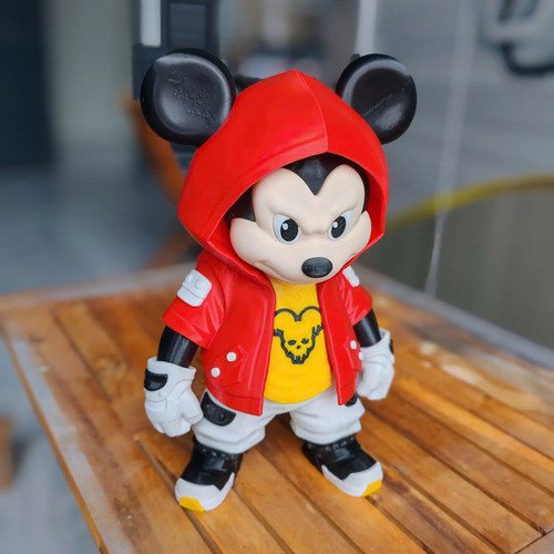 D_961580-MLB111211869413_052026-O.jpg Mickey Mouse Urban Vibes 23cm Inspirado Disney - Imagem 3
