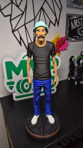 D_962170-MLB103755015472_012026-O.jpg Boneco Seu Madruga 29cm Action Figure Chaves Base Barril 3d - Imagem 2