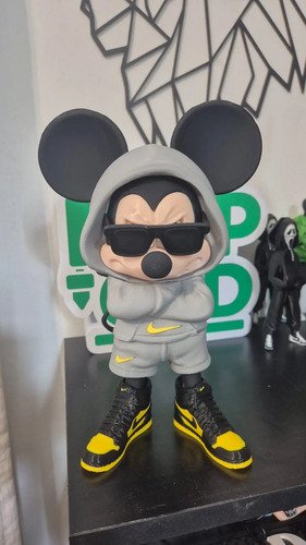 D_968281-MLB102062455732_122025-O.jpg Boneco Mickey Mouse Estilo Urbano Street Action Figure 23cm - Imagem 4