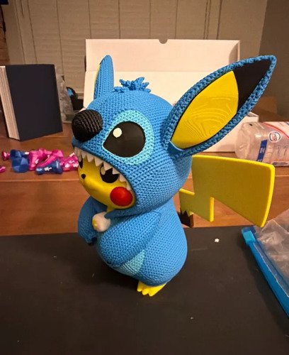 D_976468-MLB108108086550_032026-O.jpg Boneco Pikachu Fantasiado De Stitch 18cm - Action Figure 3d - Imagem 5